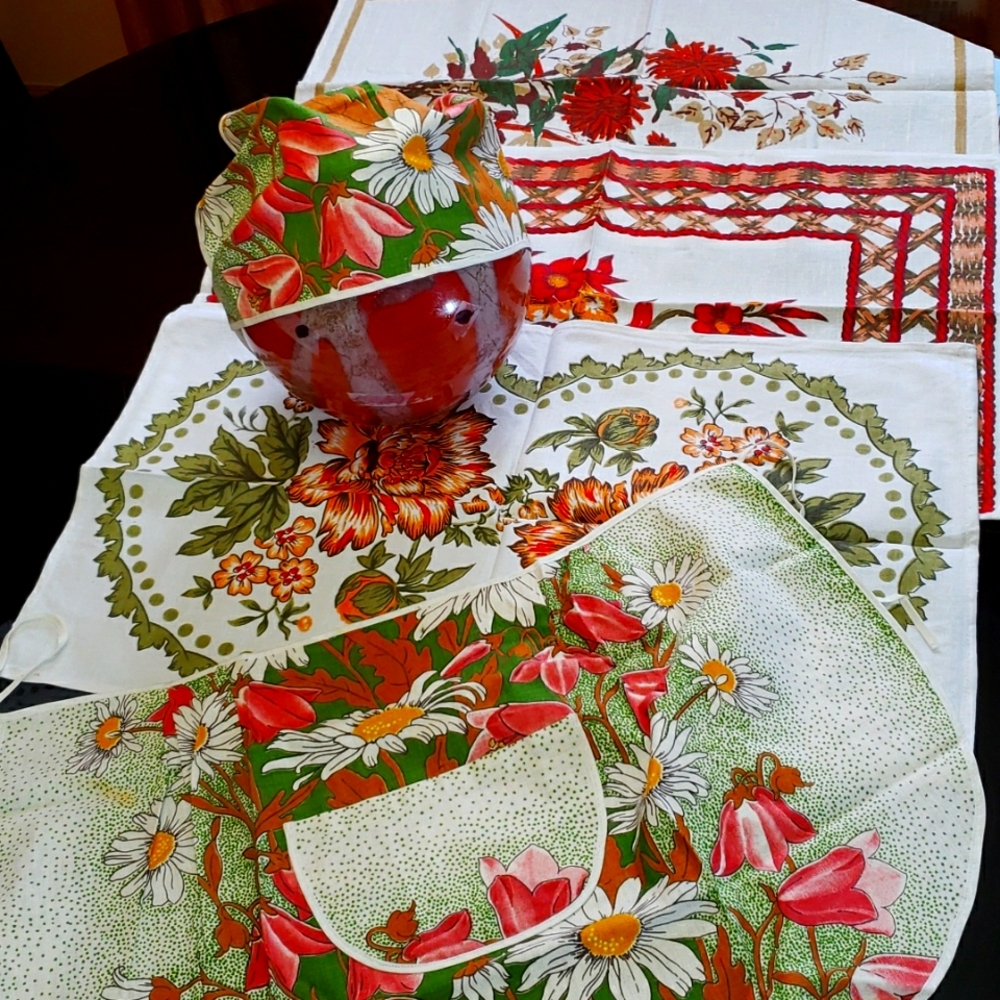 Floral Kitchen Linen Set / daisy, leaves motif